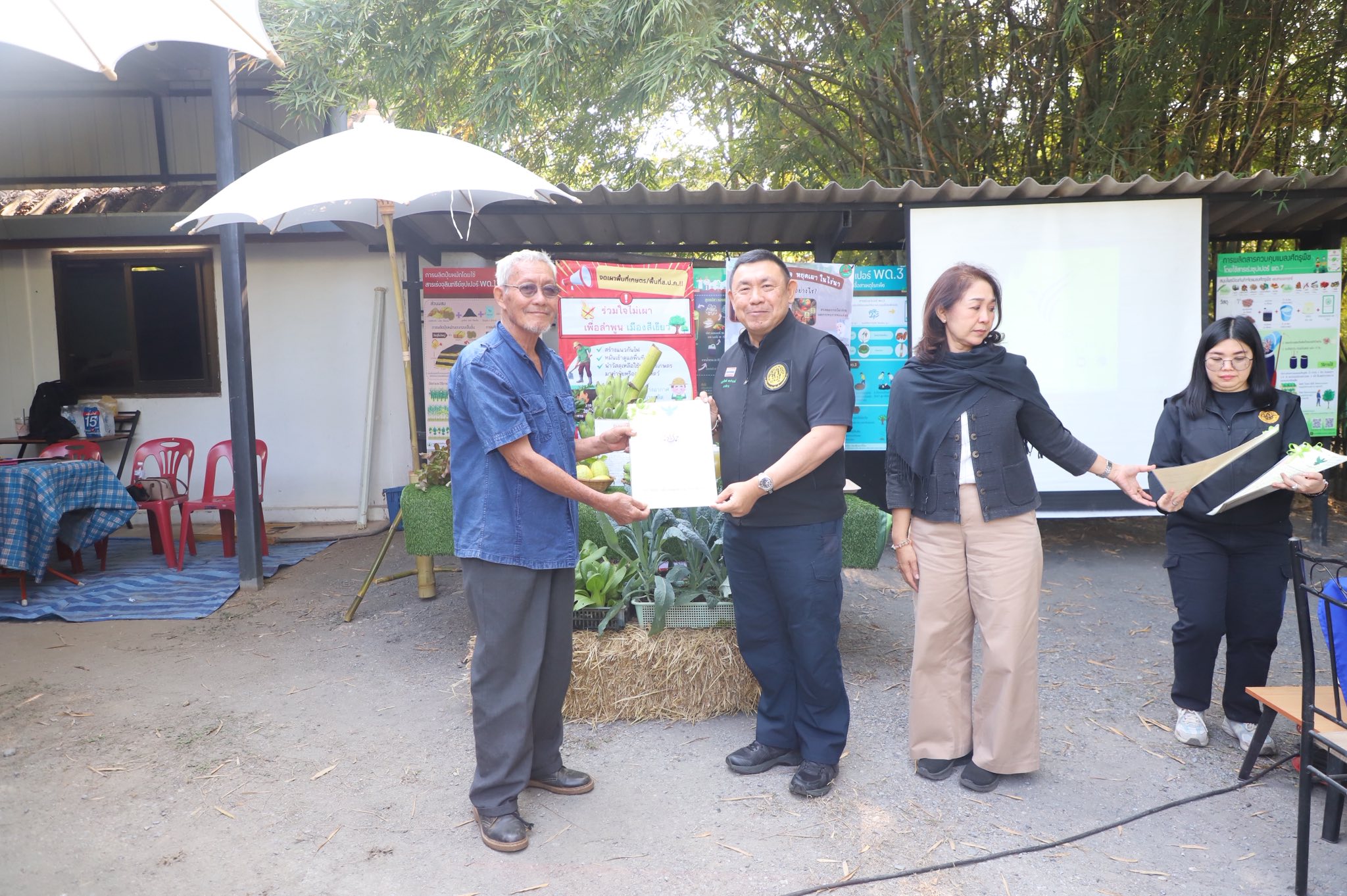 title - ”พลิกโฉมเกษตรกรสู่ผู้ประกอบการ“ ส.ป.ก.ลำพูน โชว์ความสำเร็จเกษตรอินทรีย์ครบวงจร ตั้งแต่แปลงปลูกสู่ตลาดพรีเมียม!!